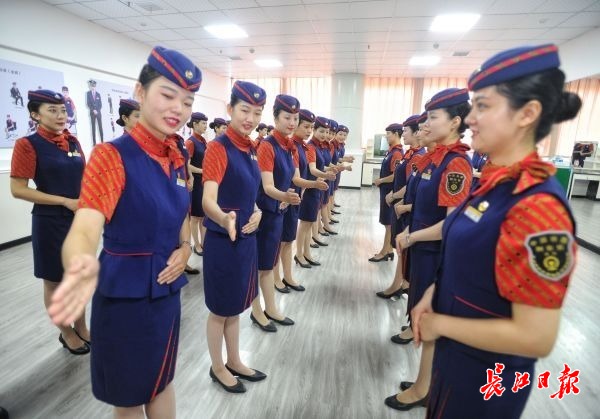 “咬著筷子練微笑”的背后 武漢高鐵明星服務(wù)隊(duì)的禮儀是怎樣煉成的？